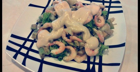 Салат из авокадо, креветок и картофеля с коктейльным соусом