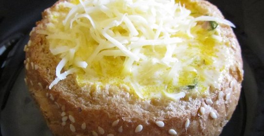 Сырный суп в хлебе