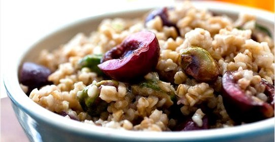 Овсяная каша с ягодно-фисташковым соусом