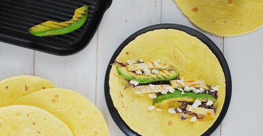 Тортилья с авокадо и курицей