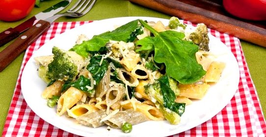 Паста со шпинатом, брокколи и зелёным горошком