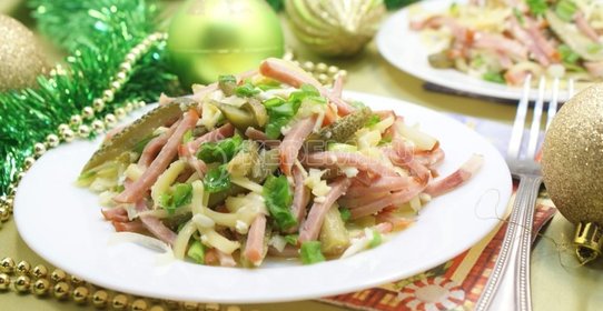 Салат из морской капусты с маринованным луком