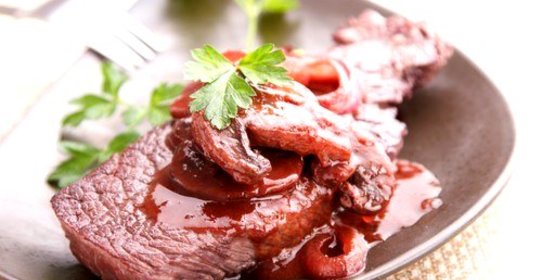 Горячий грибной соус с красным вином и тимьяном к мясу