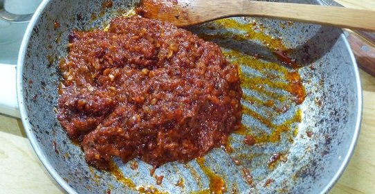 Соус для пиццы на помидорах и луке