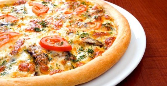 Пицца с ветчиной, помидорами и артишоками