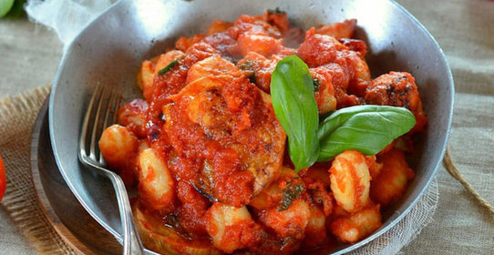 Ньокки в томатном соусе с моцареллой и базиликом