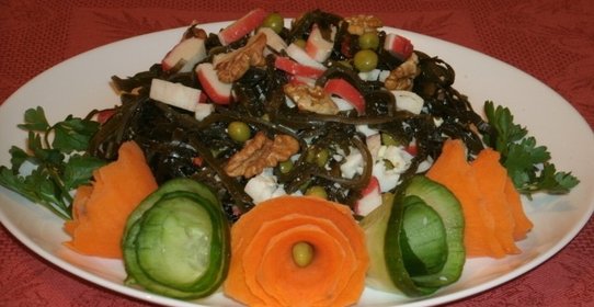 Салат из морской капусты с грецкими орехами
