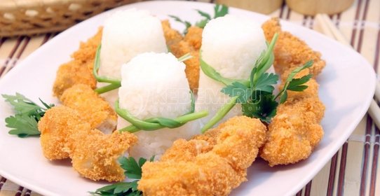 Сом жареный в панировке с рисом