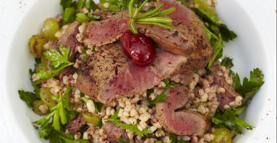 Теплый салат из булгура, стейка и винограда