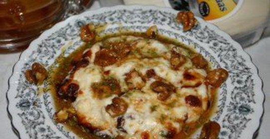 Запеченый козий сыр с медом