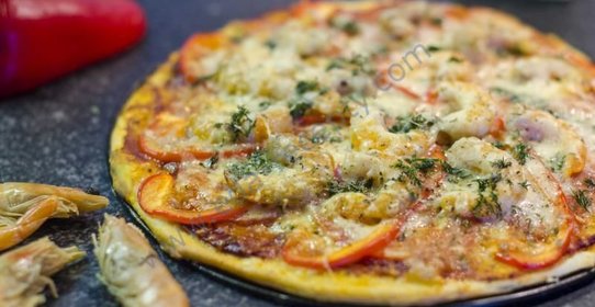 Домашняя пицца с креветками и сыром