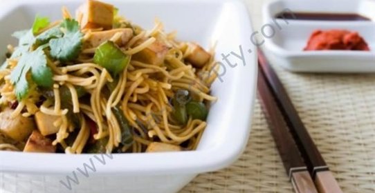 Лапша яичная жареная с овощами