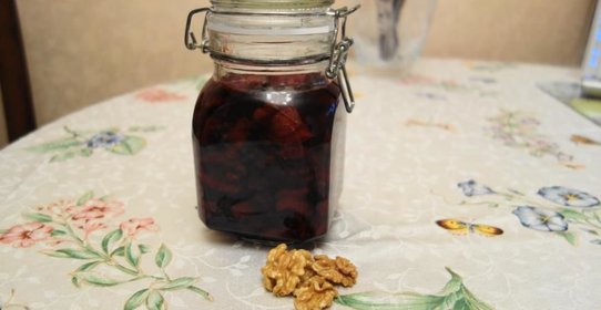 Варенье из клубники с грецкими орехами