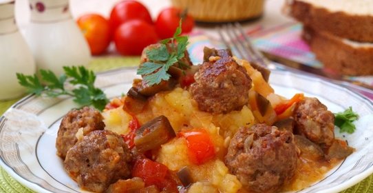 Фрикадельки в соусе из баклажанов