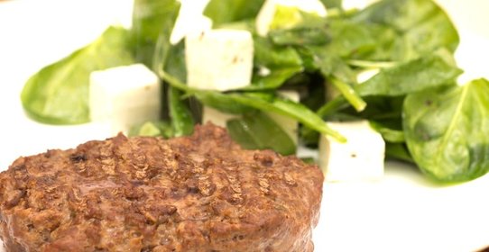 Рубленный бифштекс с соусом блю-чиз и салатом из шпината и сыра фета