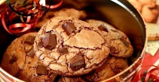 Шоколадное печенье с кусочками шоколада