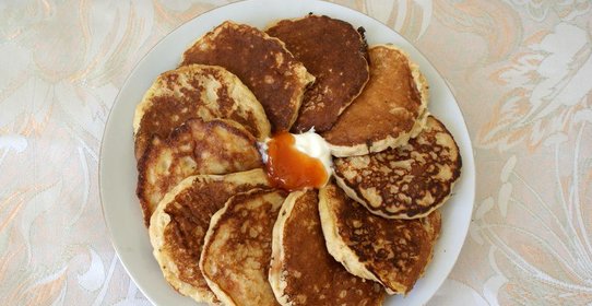 Оладьи из овсянки с абрикосовым вареньем