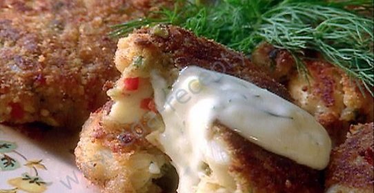 Крабовые лепешки с лимонно-укропным соусом