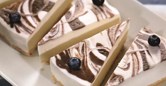 Черничный мраморный торт