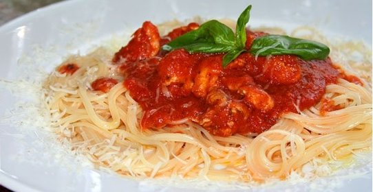 Паста с куриным филе и томатным соусом