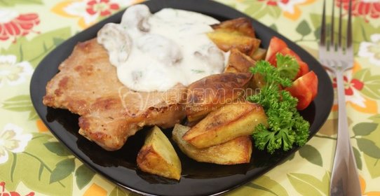 Мясо с картофелем и грибным соусом