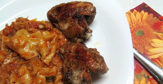 Куриные крылышки с гарниром из капусты