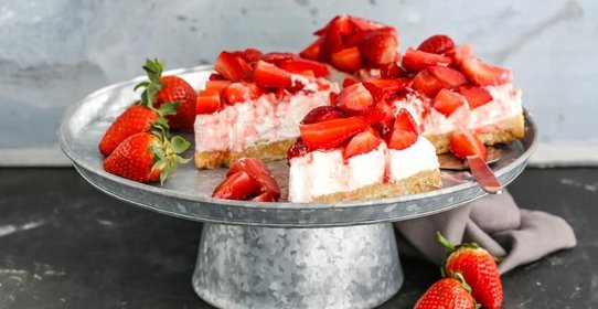 Торт без выпечки с клубникой