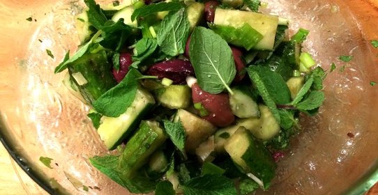 Салат из огурцов в средиземноморском стиле