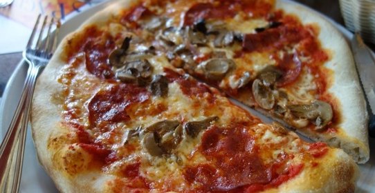 Пицца с колбасой, грибами и помидорами