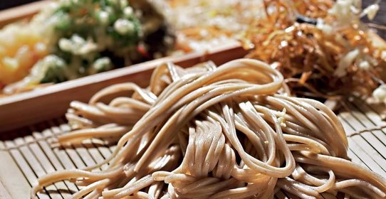 Зару соба - гречневая лапша, креветки и овощи темпура