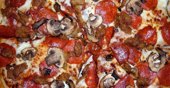 Пицца в домашних условиях с колбасой и грибами