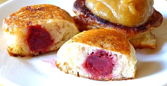 Постные пирожки с вишней и абрикосами