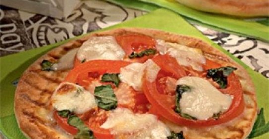 Пицца с помидорами и моцареллой