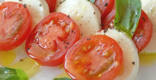 Салат «Капрезе» с моцареллой