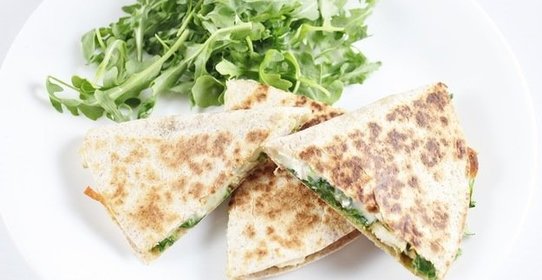 Кесадилья с курицей и козьим сыром