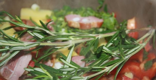 Рагу с копченостями и розмарином в мультиварке