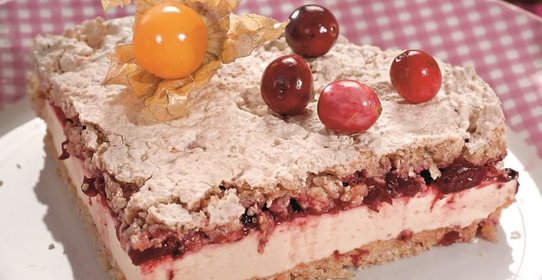 Торт-безе с ежевикой и вишней