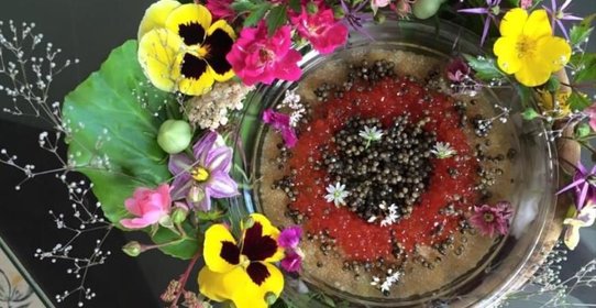 Несладкий торт с икрой российских рыб