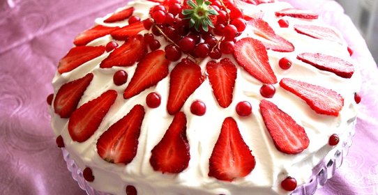 Торт «Павлова» со взбитыми сливками и фруктами