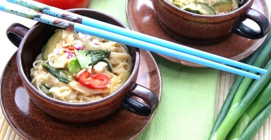 Жареные овощи и тофу с имбирем, кунжутным маслом и мисо