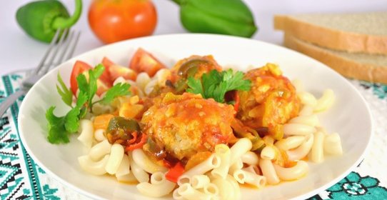 Тефтели куриные в соусе из томатов и сладкого перца