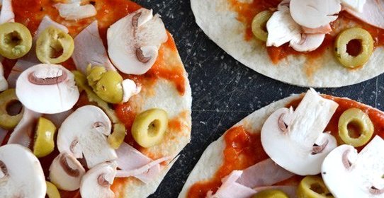 Быстрая пицца с оливками на лепешках