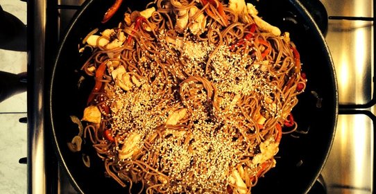 Гречневая лапша с курицей, овощами и кунжутом