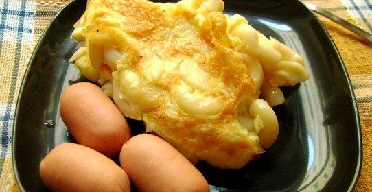 Макароны с яйцом и сосисками