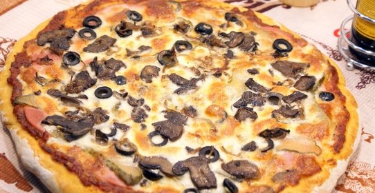 Пицца с колбасой и грибами