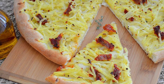 Картофельная пицца с вялеными помидорами