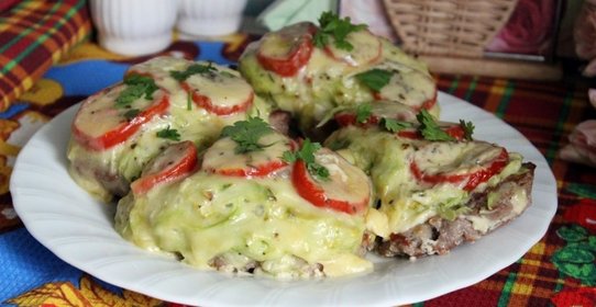 Свинина под сырно - кабачковой шубкой