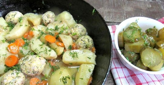 Тефтели с картошкой на сковороде