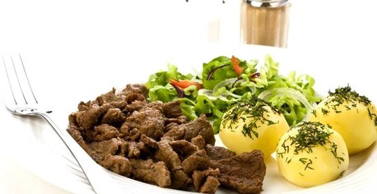 Говядина тушеная с луком и картофелем