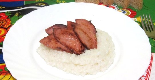 Каша рисовая с колбасой